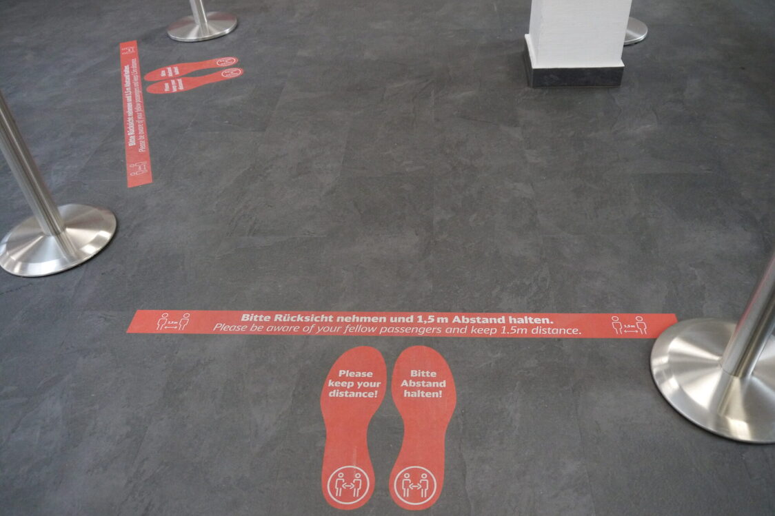 Segnaletica di distanza presso la stazione principale.