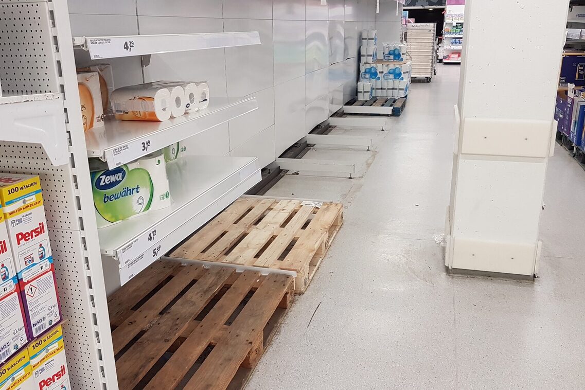 Leere Paletten im Supermarkt