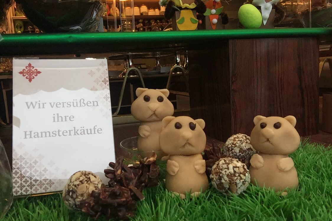 Criceti di marzapane esposti nella vetrina della fabbrica di praline e cioccolato Kunder.