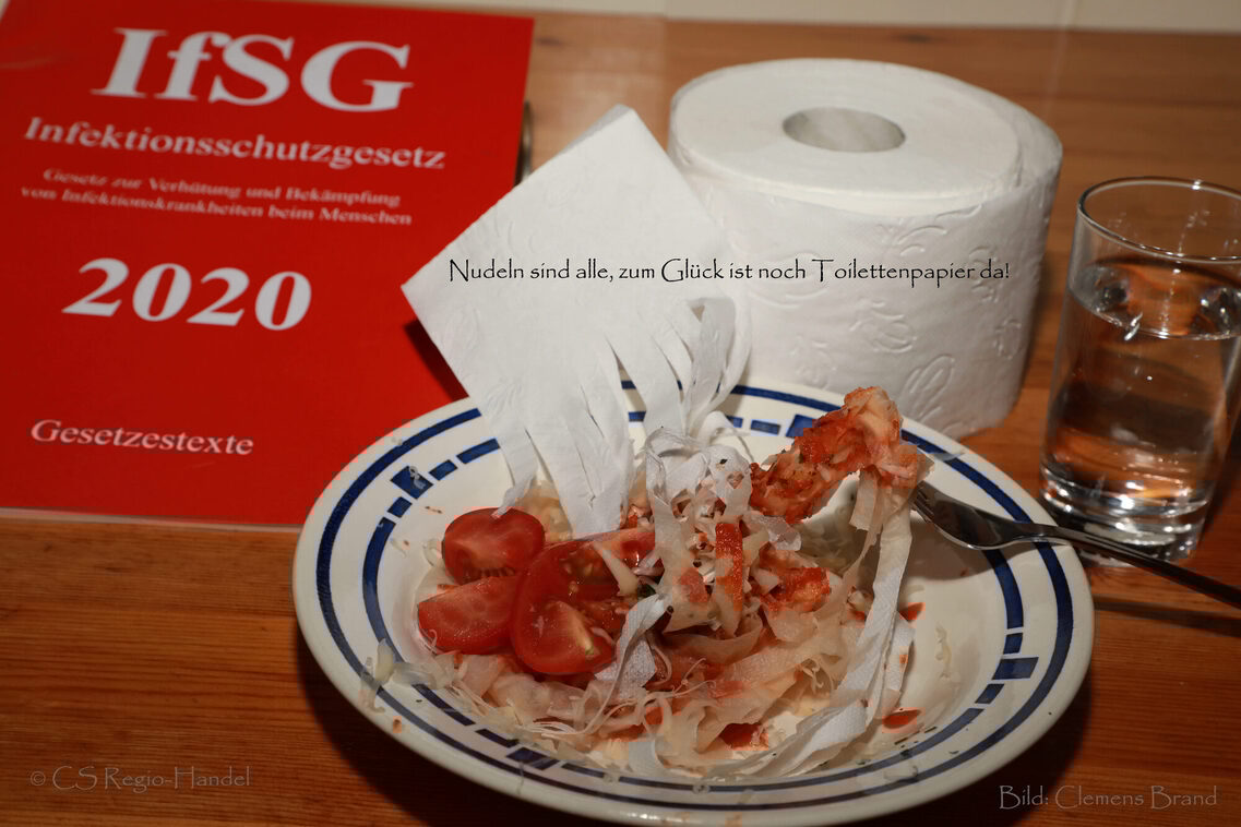 Ein Teller Nudeln mit Tomaten mit Toilettenpapierstreifen