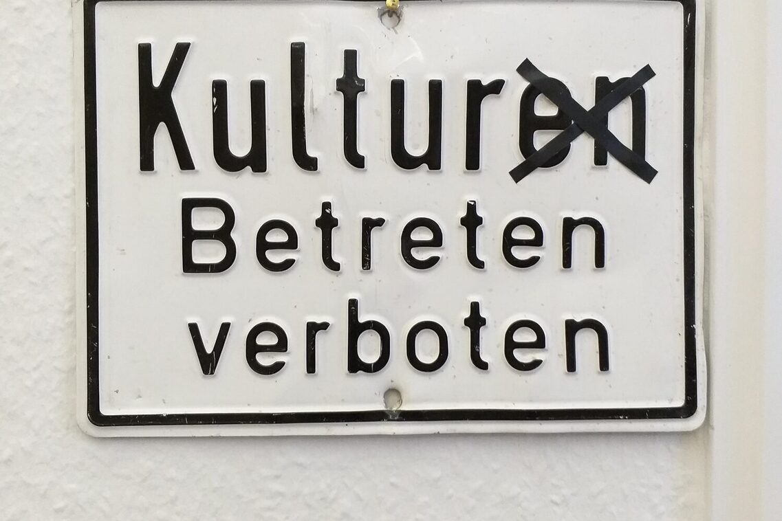 Schild mit Text Kulturen Betreten verboten