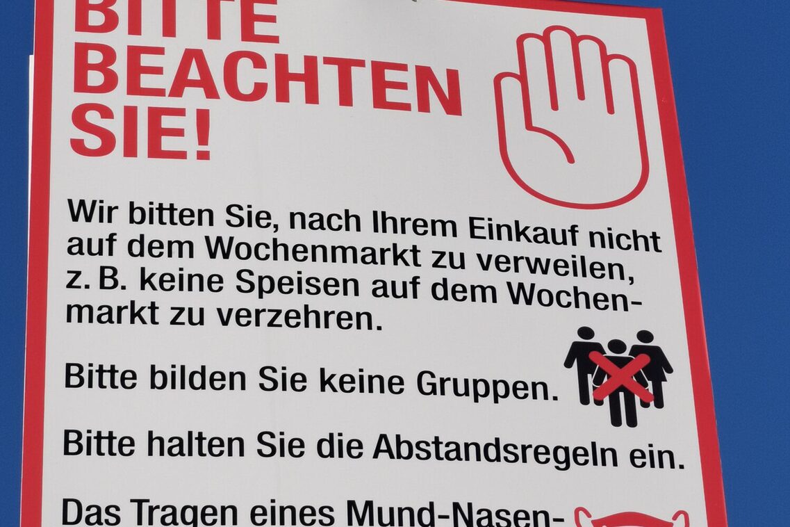 Hinweisschild auf dem Wochenmarkt