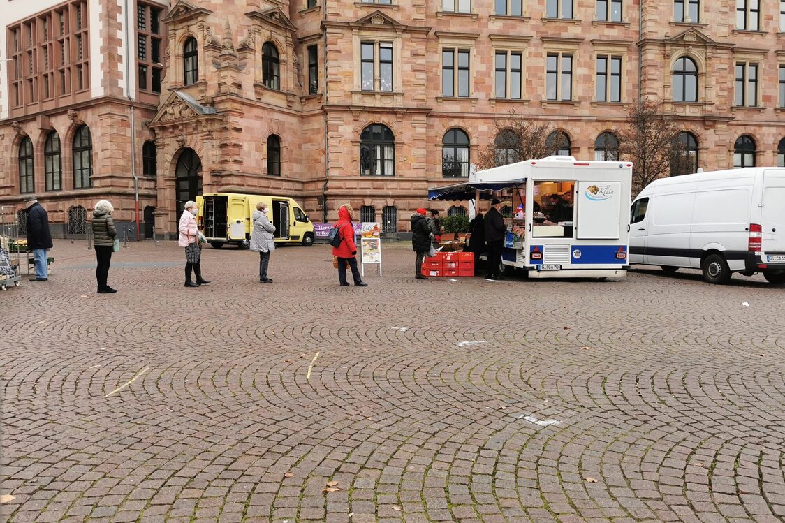 Shopping al mercato settimanale di Wiesbaden