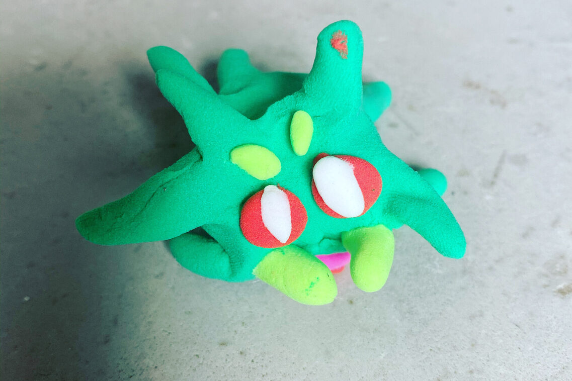 Bild von Nadine von Widekind, Corona-Knetmonster des elfjährigen Sohnes.