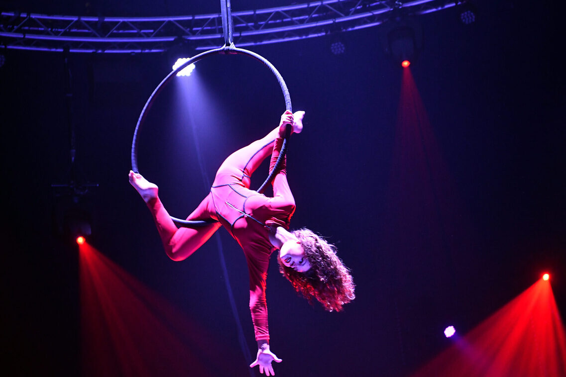 Artistin Ahlaia Maksymova hängt in der Luft im Luftring