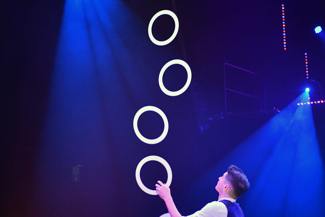 Jongleur Aron Zsalek wirft Ringe in die Luft