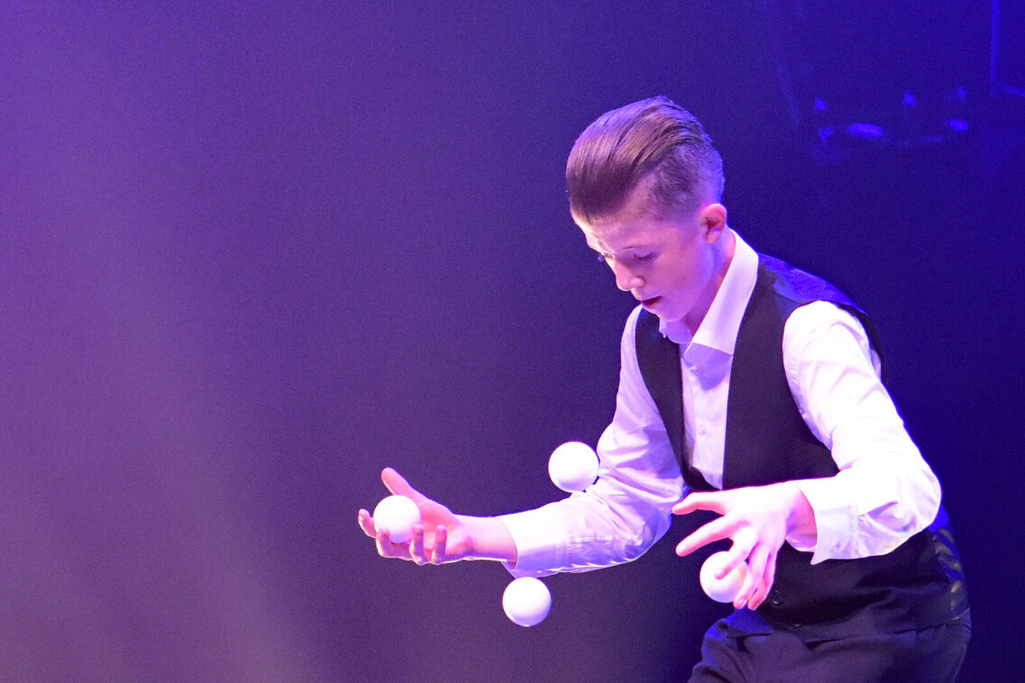 Jongleur Francesco Barelli mit Jonglierbällen auf einem Podest