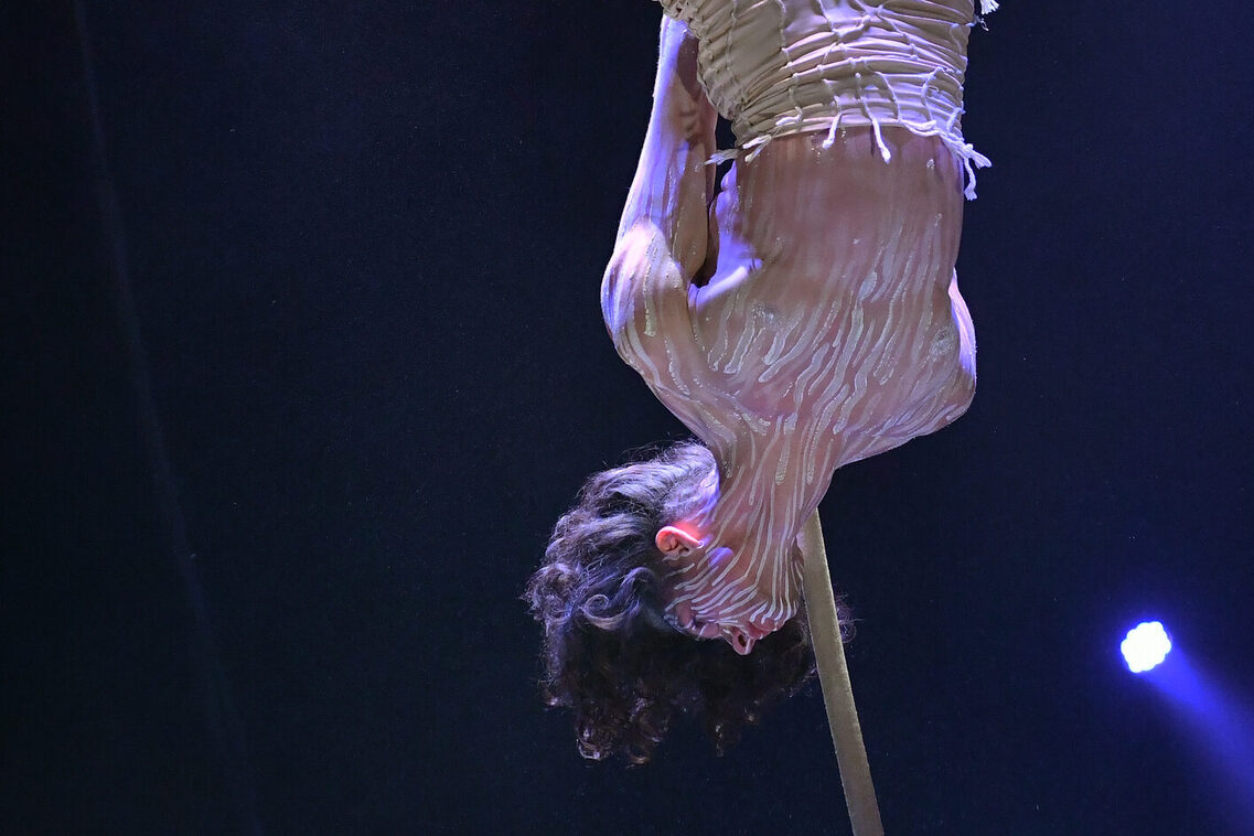 Artrist Camin Arricau Cassiau hängt kopfüber am Vertikalseil