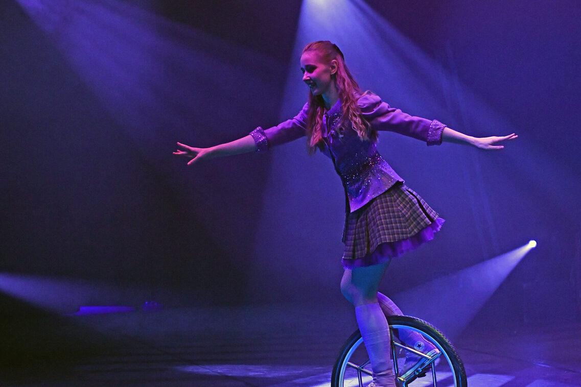 Einradartistin Ekaterina Ivanova in der Manege