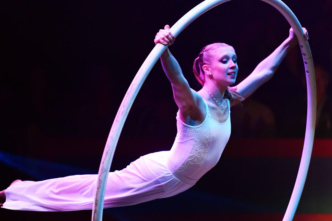 Artistin Stela Stankevičiutė in einem weißen Cyr Wheel