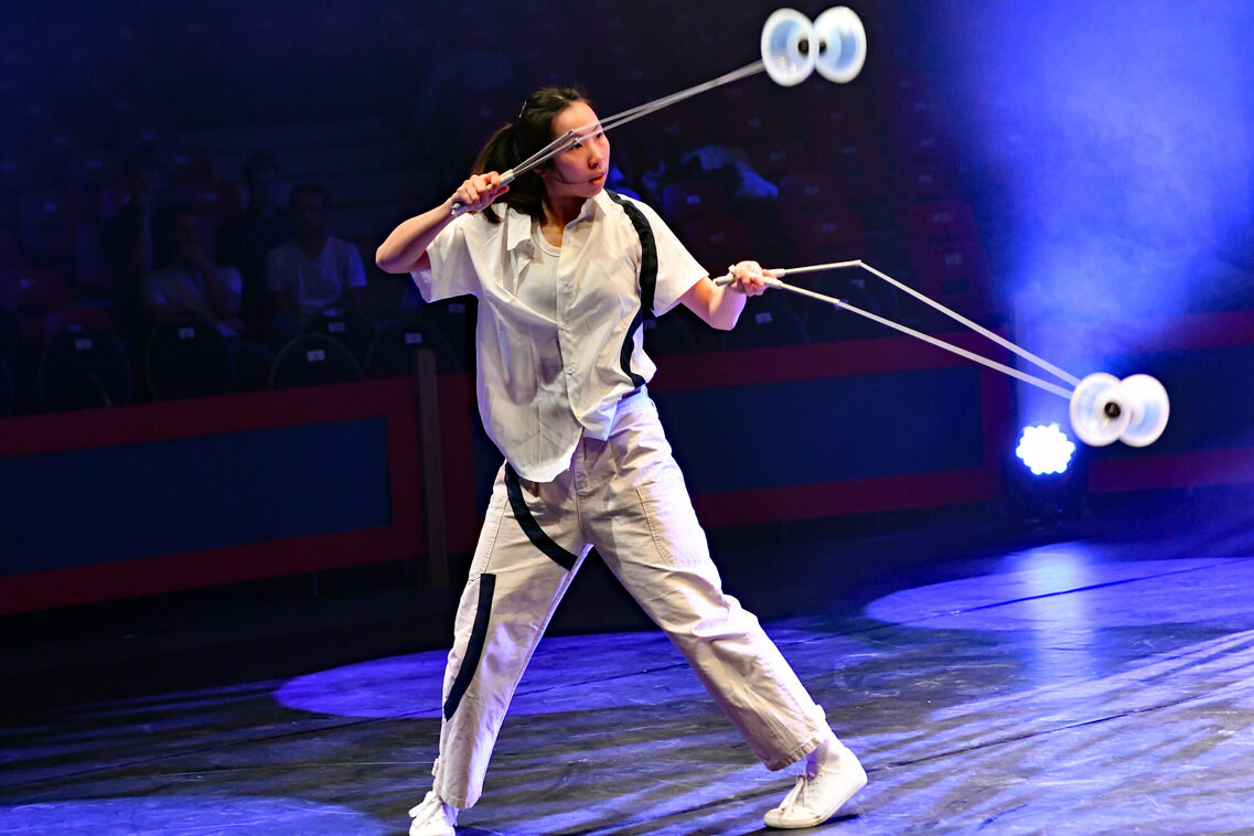 Artistin Ioi Hei Hong mit zwei Diabolos