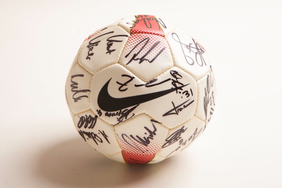 Fußball mit Unterschriften
