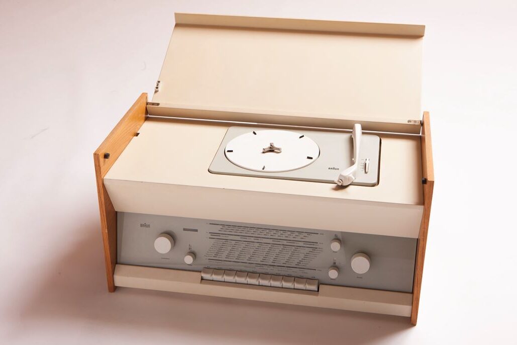 Record player with integrated radio