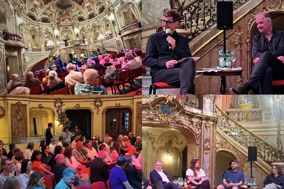 حلقة نقاش على المسرح والجمهور