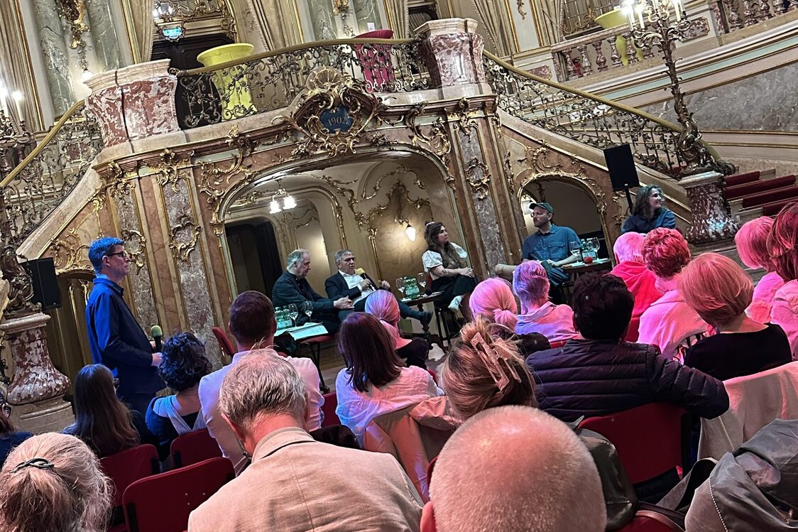 Giro di discussione fotografica sul palco e sul pubblico