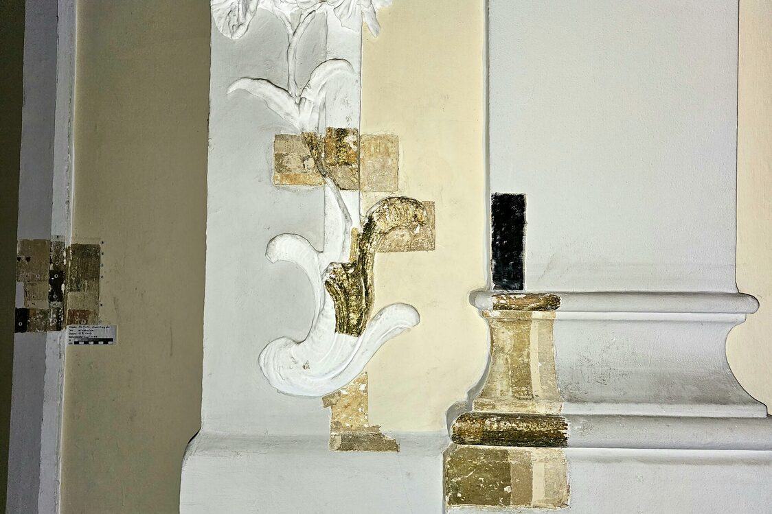 Gilding on the wall