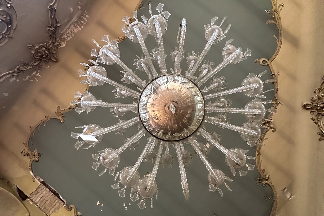 ثريا وسقف من الجص الأزرق الرمادي المائل للرمادي