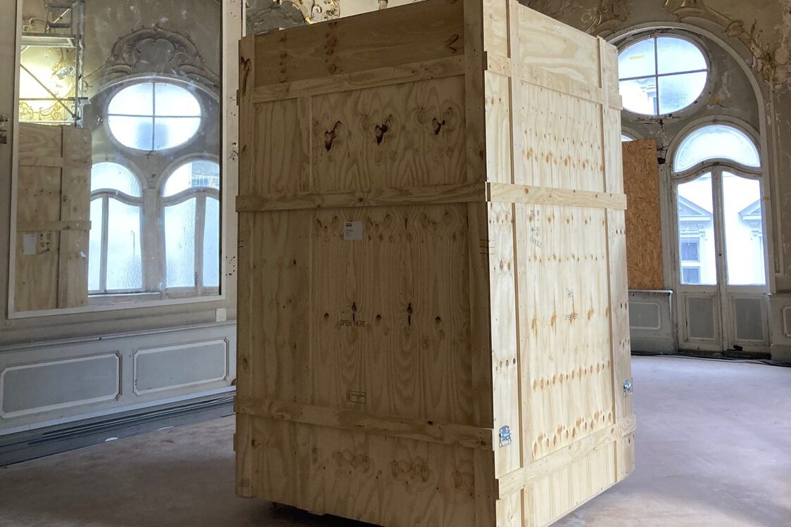 Cassetta di legno nella Sala degli Specchi di Walhalla