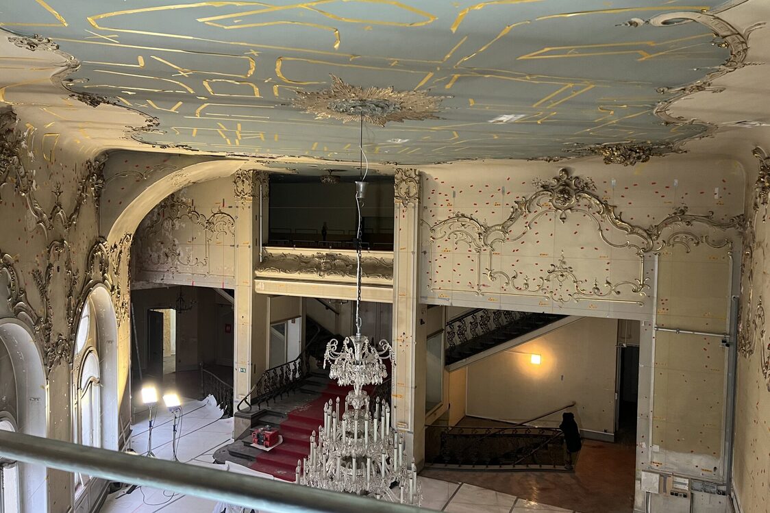 Golden tape on the ceiling of the Hall of Mirrors