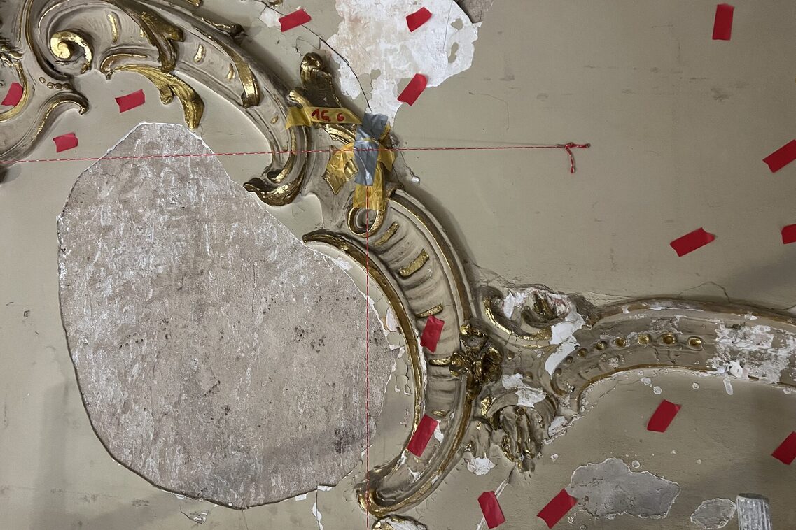 علامات لاصقة حمراء على الجص