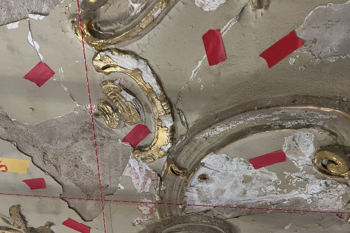 علامات لاصقة حمراء على الجص