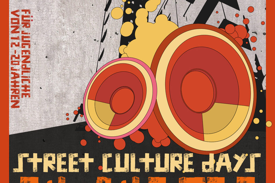 Das Plakat bewirbt die "Street Culture Days", die vom 3. bis 6. April 2023 im Stadtteilzentrum Klarenthal stattfinden. Die Veranstaltung richtet sich an Jugendliche zwischen 12 und 20 Jahren und bietet Workshops in Street Dance, Graffiti und Rap. Gestaltung des Plakats: •	Der Hintergrund zeigt eine Betonwand mit Graffiti-Elementen, vor der stilisierte Hochhäuser in Schwarz-Weiß nach oben ragen, was eine urbane Atmosphäre schafft. •	Im Vordergrund sind zwei große, abstrakt gestaltete Lautsprecher in Rot- und Gelbtönen, aus denen Blasen und Farbkleckse hervorgehen. •	Die Schrift ist im graffitiartigen, unregelmäßigen Stil gehalten, mit orangen und gelben Farben auf dunklem Hintergrund. •	Links steht vertikal geschrieben: "Für Jugendliche von 12-20 Jahren". Informationen zur Anmeldung: •	Interessierte können sich über zwei Telefonnummern anmelden (STZ: 0611 – 31 70 55 oder MOJA: 0176 – 40 76 63 36). •	Die Teilnahme kostet 3 Euro, inklusive Verpflegung und Material. Logos und Partner: •	Unten auf dem Plakat sind mehrere Logos von Partnern und Sponsoren, darunter das Amt für Soziale Arbeit Wiesbaden, die Kinder- und Jugendinitiative Stadtteilforum, die GWW und das Projekt für nachhaltige Stadtentwicklung.