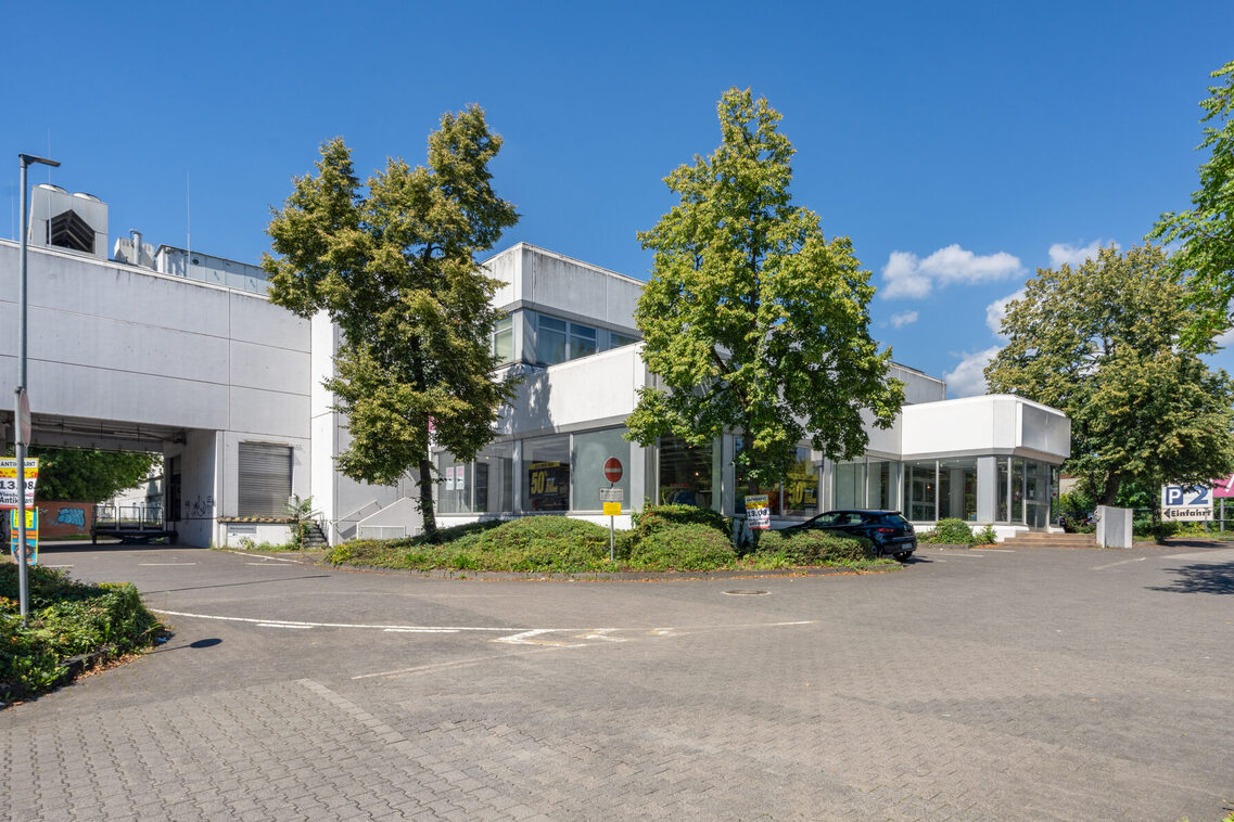 Das Adlercenter als großes Einkaufszentrum braucht viel Platz, steht aber zum Großteil leer.