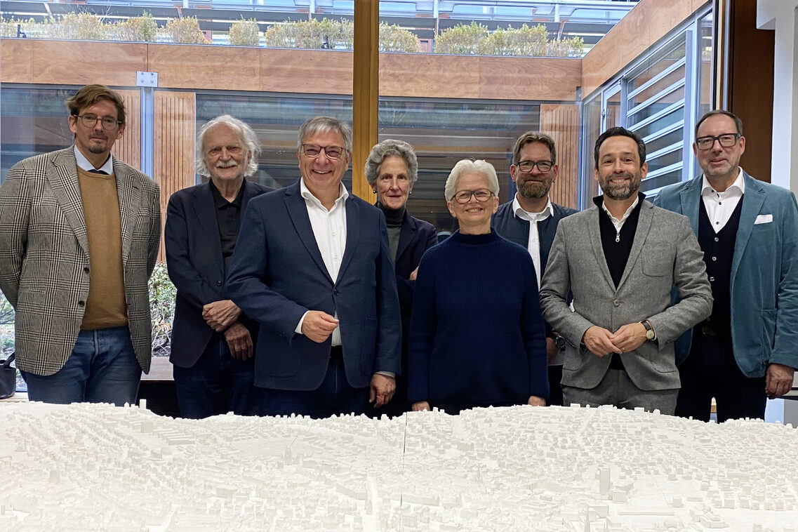 Beiräte Wolfrum, Gleim und Burgard werden von Oberbürgermeister Mende, dem Stadtplanungsamtsleiter Huber-Braun und dem Leiter der Unteren Denkmalschutzbehörde Horsten verabschiedet. Beiräte Hutton und Kist setzen ihre Arbeit fort.