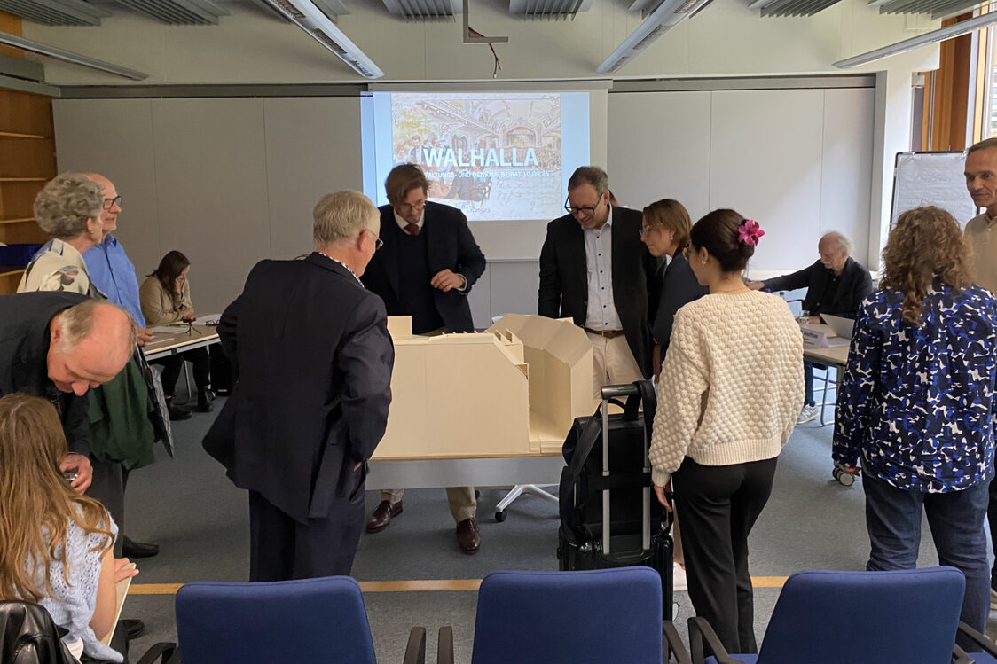 Хората гледат модел за планиране.