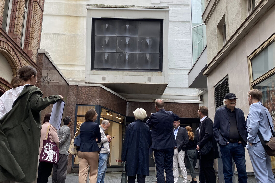 Der Beirat schaut sich die östliche Fassade des Walhalla an.