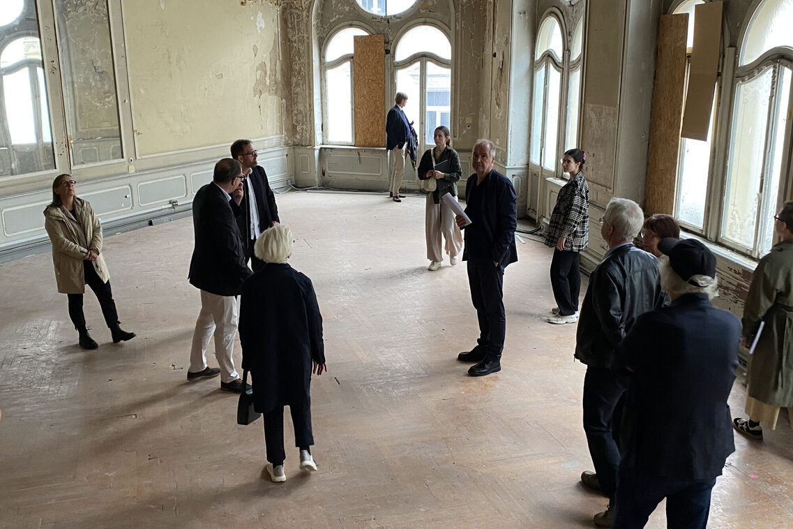 Planer, Beiräte, Vertretende der Politik und der Verwaltung besichtigen das Walhalla, hier stehen sie im Spiegelsaal.