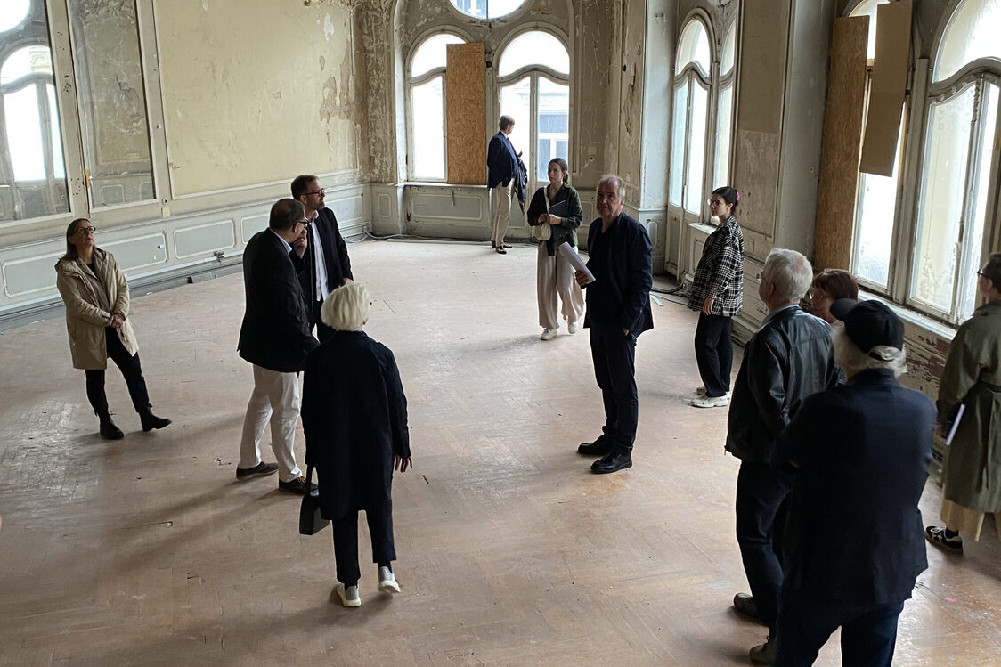 Проектантите, консултативните съвети, политическите и административните представители посещават Валхала, тук те стоят в Огледалната зала.