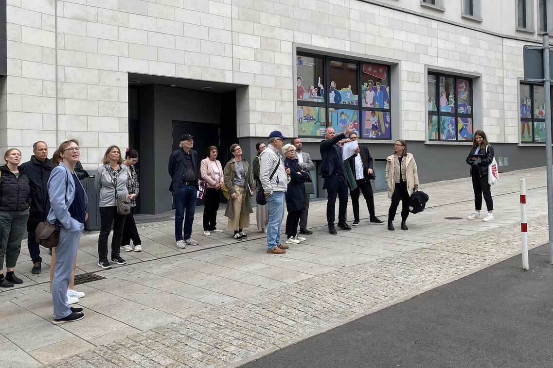 Besichtigung der Westfassade des Walhalla.