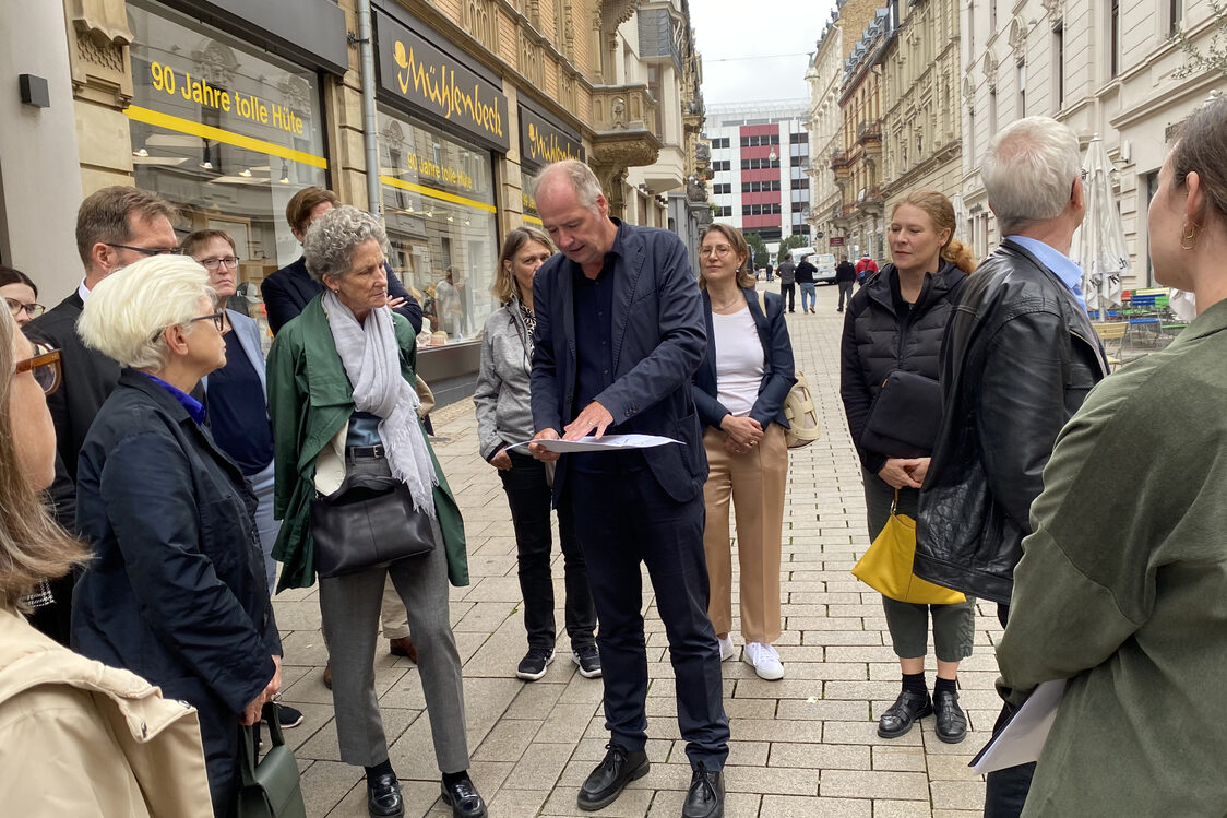 Разглеждане на южната фасада на Walhalla.