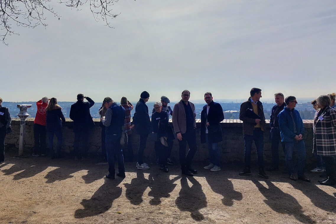 Menschen stehen an der Mauer der Löwenterrasse.