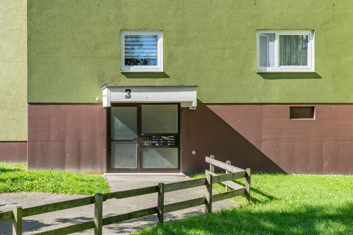 Fußweg endet vor einem Hauseingang mit Vordach