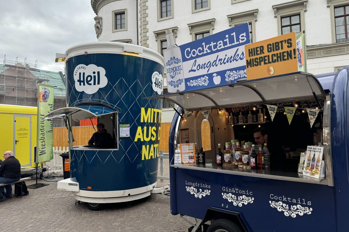 Puesto de bebidas con varias inscripciones