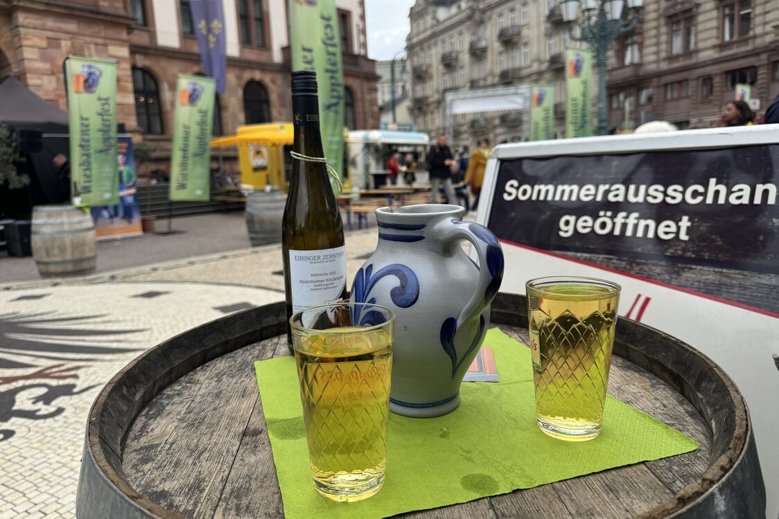 Mesa de barril con dos copas y botella de vino