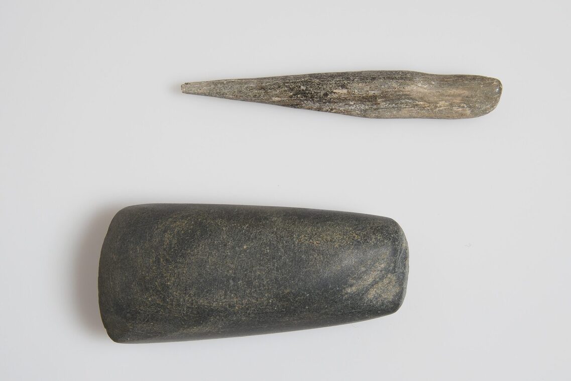 Archäologische Fundstücke „Schuhleistenkeil“