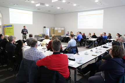 Menschen bei einem Seminar