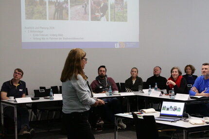 Sprecherin mit Seminarteilnehmenden