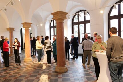 Menschen an Stehtischen im Rathaus