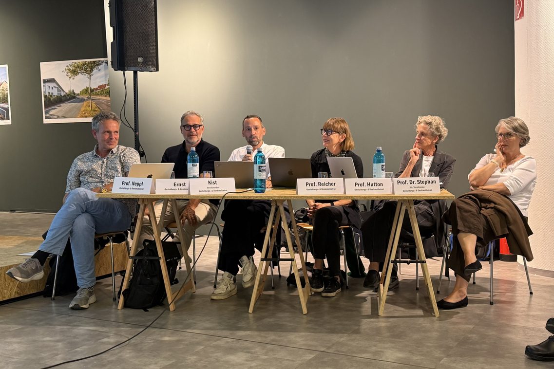 Mitglieder des Gestaltungs- und Denkmalbeirats bei der Beratung