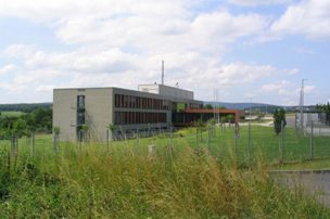Blick zur Autobahn, vorn Autobahnpolizei