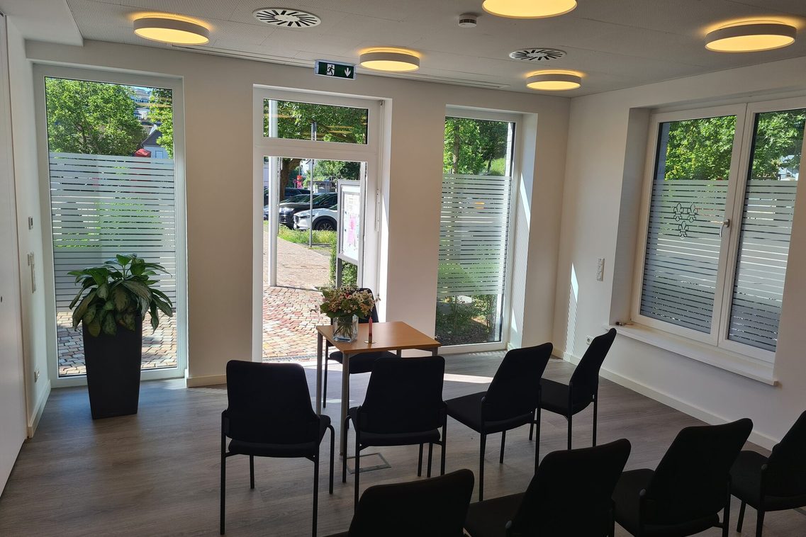 Standesamt in der Ortsverwaltung Sonnenberg -  Ansicht Trauzimmer mit Stühlen und Tisch.