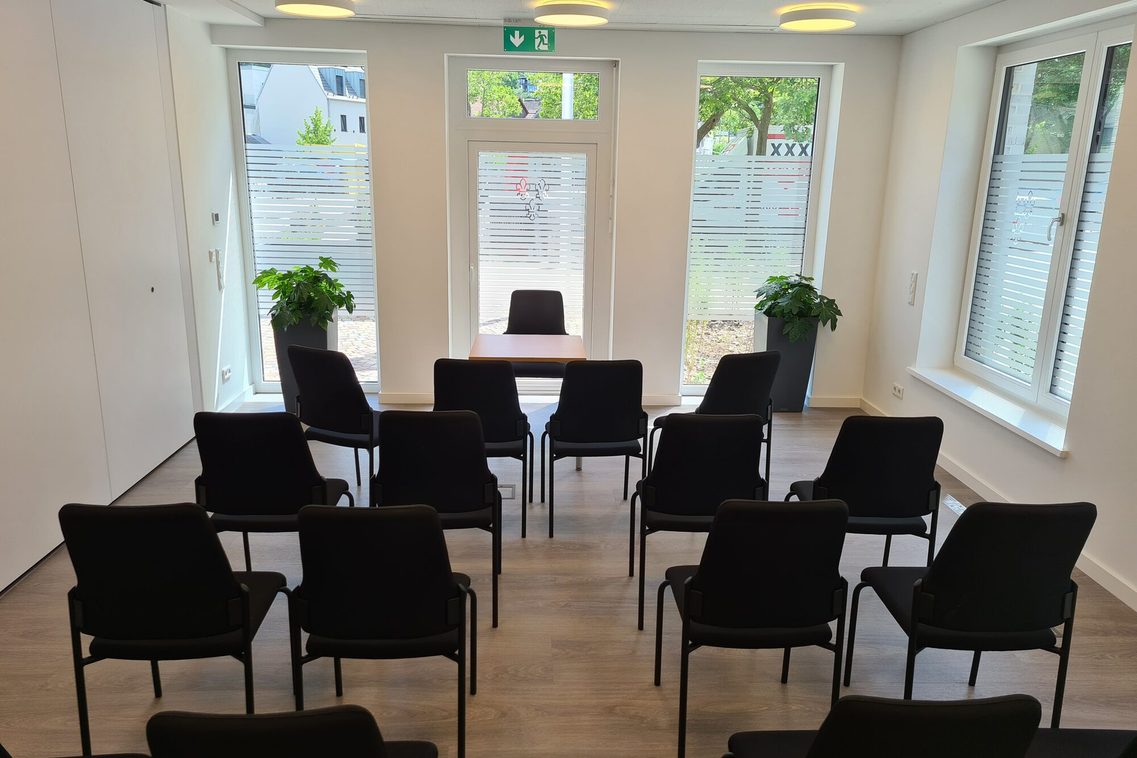 Standesamt in der Ortsverwaltung Sonnenberg -  Ansicht Trauzimmer mit Stühlen und Tisch.