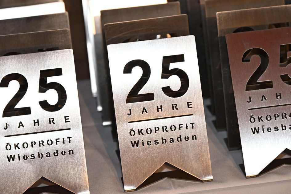 Три метални табели с гравиран надпис "25 години Ökoprofit Wiesbaden".