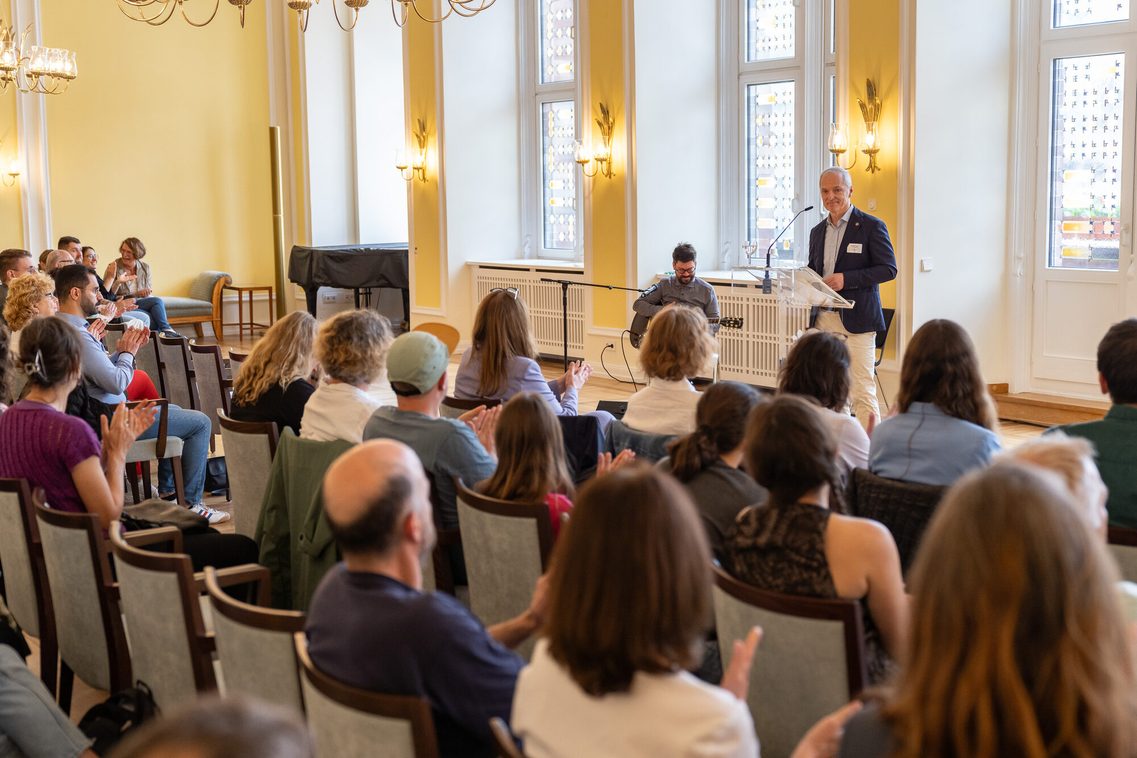 Redner und Publikum im Wiesbadener Rathaus