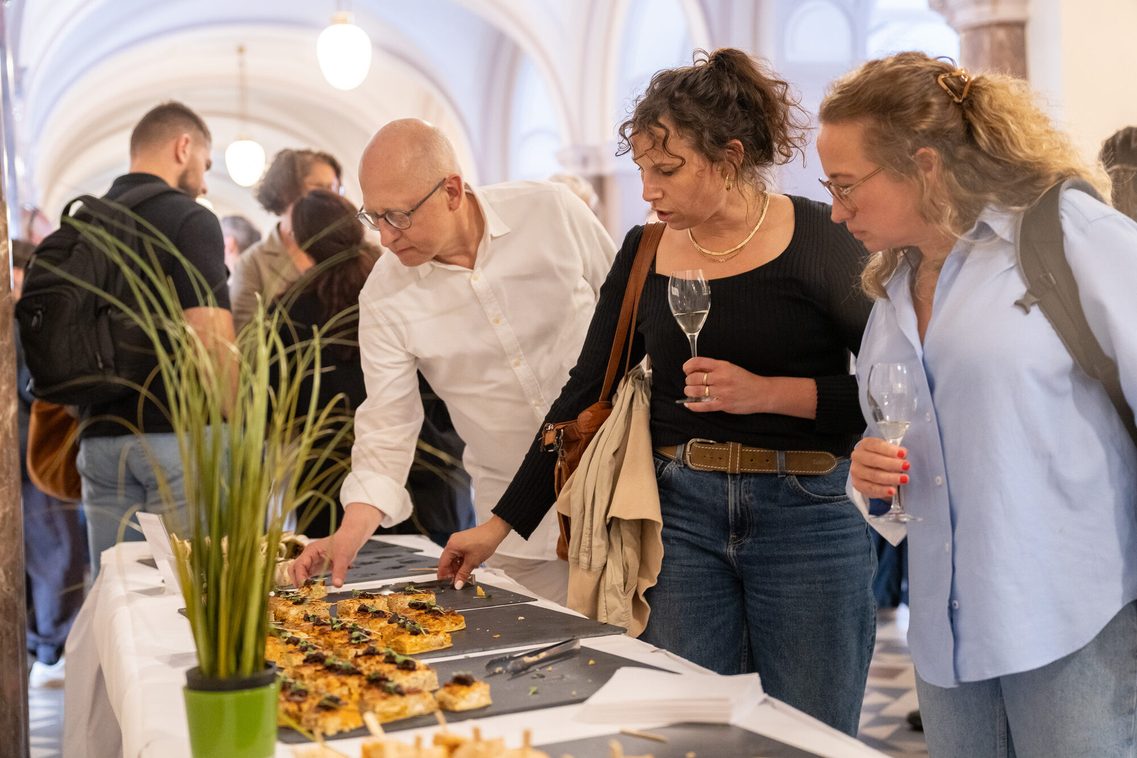 Gäste am Buffet