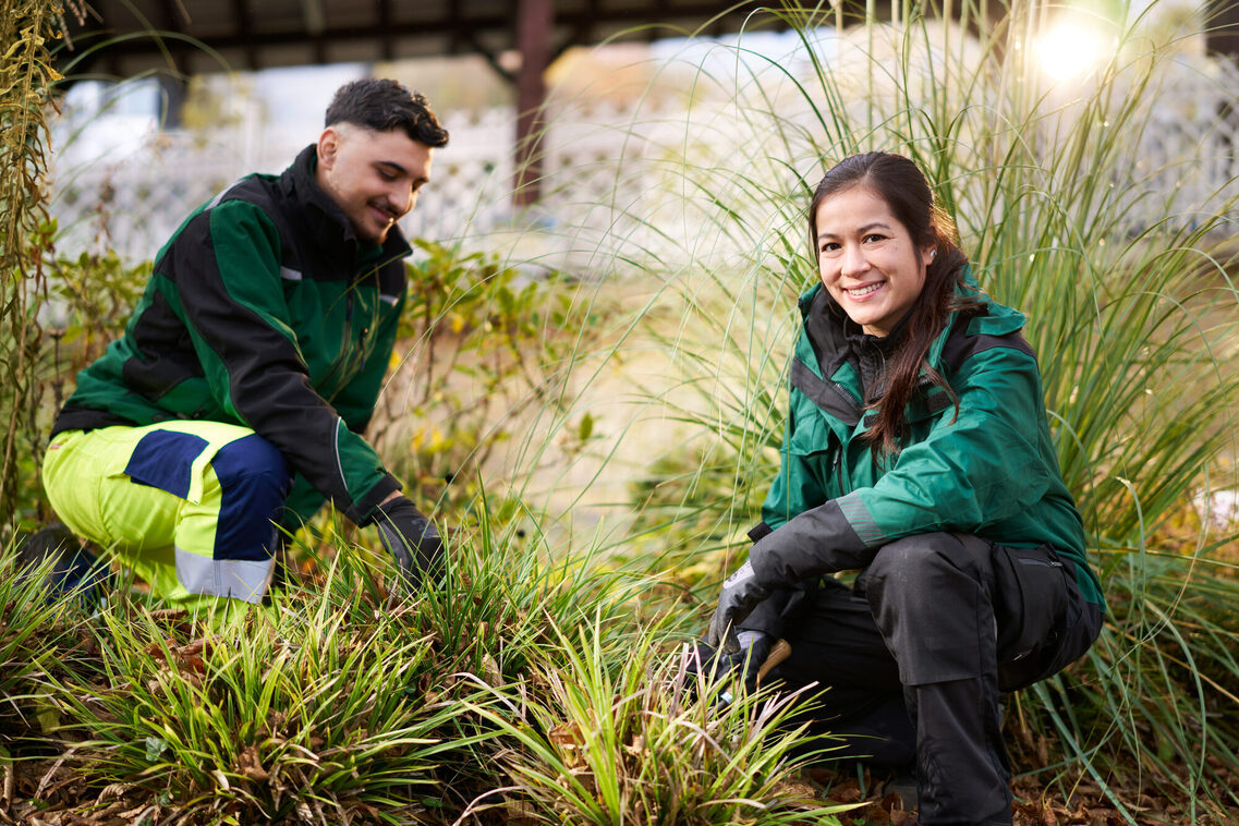 Batuhan Ö. and Natalie S., trainee gardeners specializing in gardening and landscaping